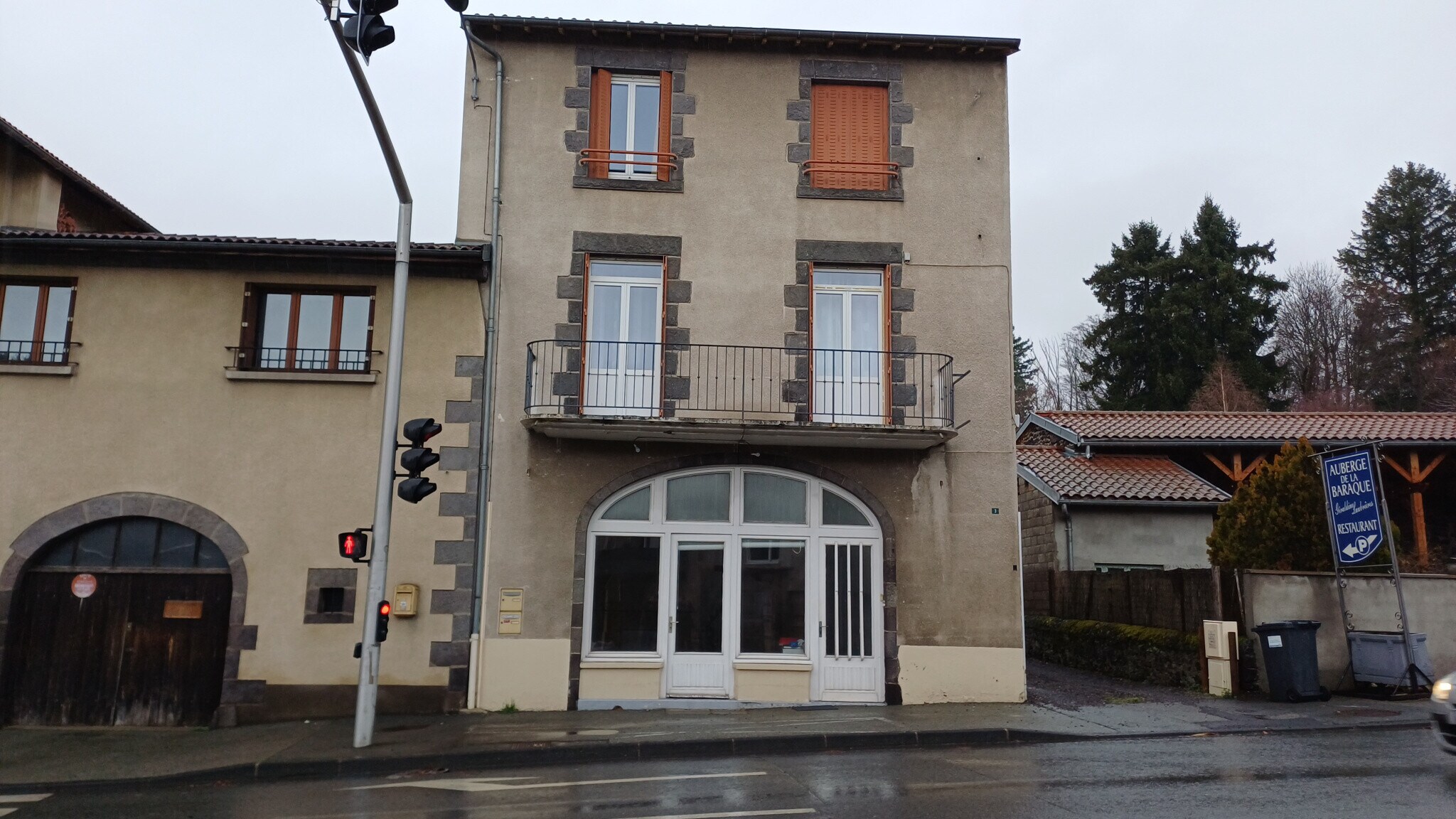 Local commercial dans Orcines à louer Photo de l’immeuble– Image 1 sur 7
