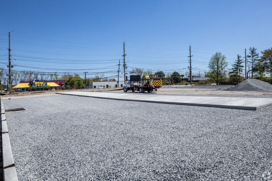 890 Paterson Plank Rd, East Rutherford, NJ à louer - Photo principale – Image 1 sur 1