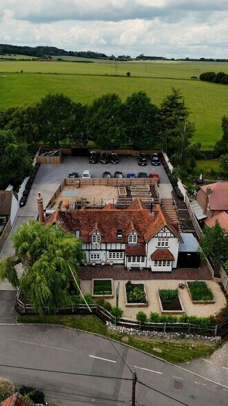 Winterbourne Rd, Newbury à vendre - Photo principale – Image 1 sur 10