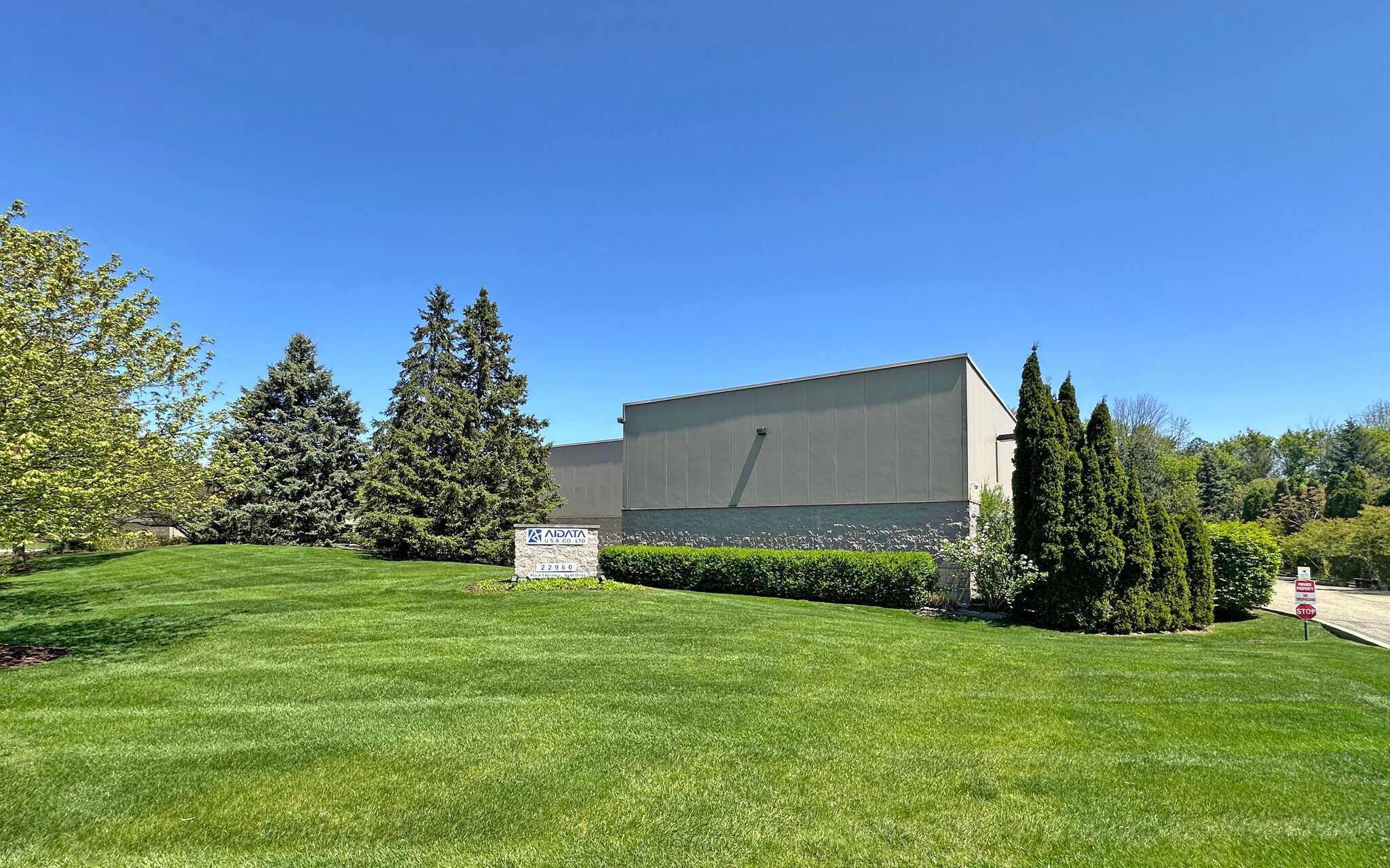 22960 Venture Dr, Novi, MI à louer Photo principale– Image 1 sur 10