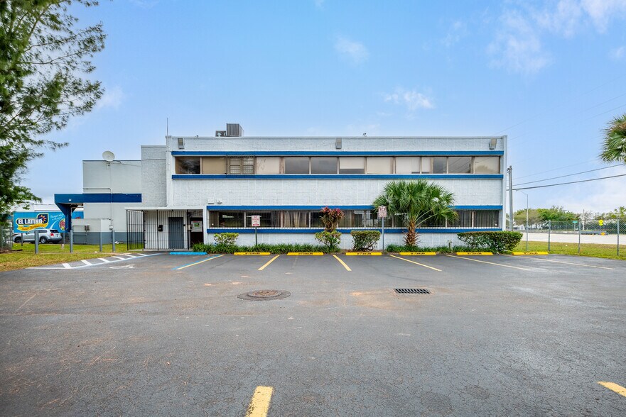 9665 NW 13th St, Doral, FL à louer - Photo de l’immeuble – Image 2 sur 26
