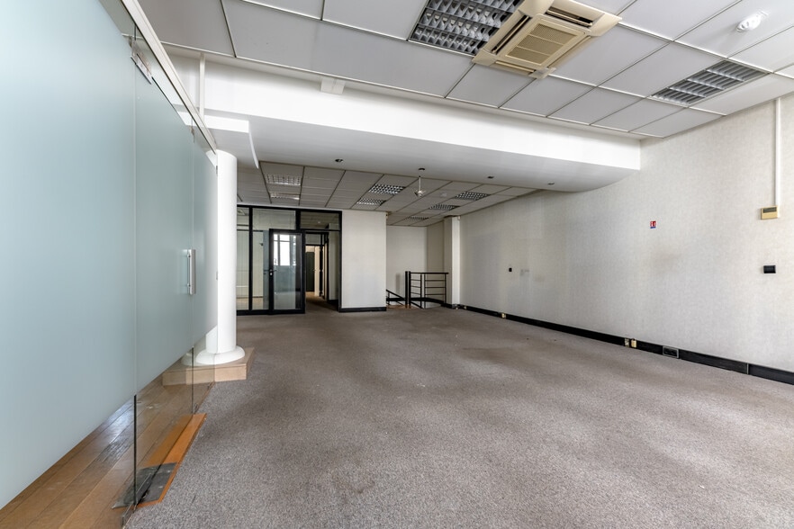 15 Rue Lord Byron, Paris à vendre - Photo de l’immeuble – Image 3 sur 16