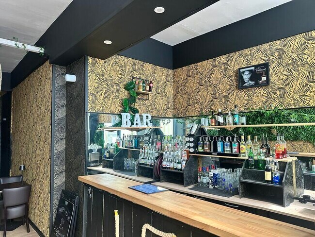 Plus de détails pour Local commercial à vendre