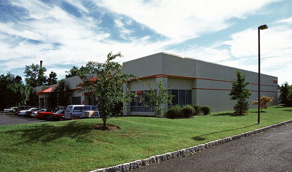 800 Silvia St, Ewing, NJ à louer - Photo de l’immeuble – Image 2 sur 3