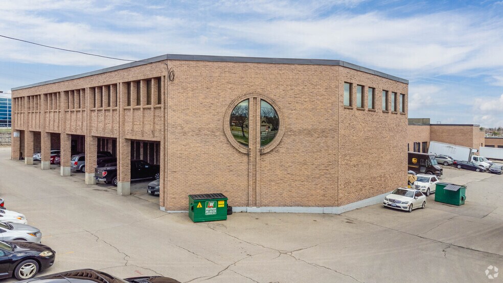 1050 Kamato Rd, Mississauga, ON à louer - Photo principale – Image 2 sur 6