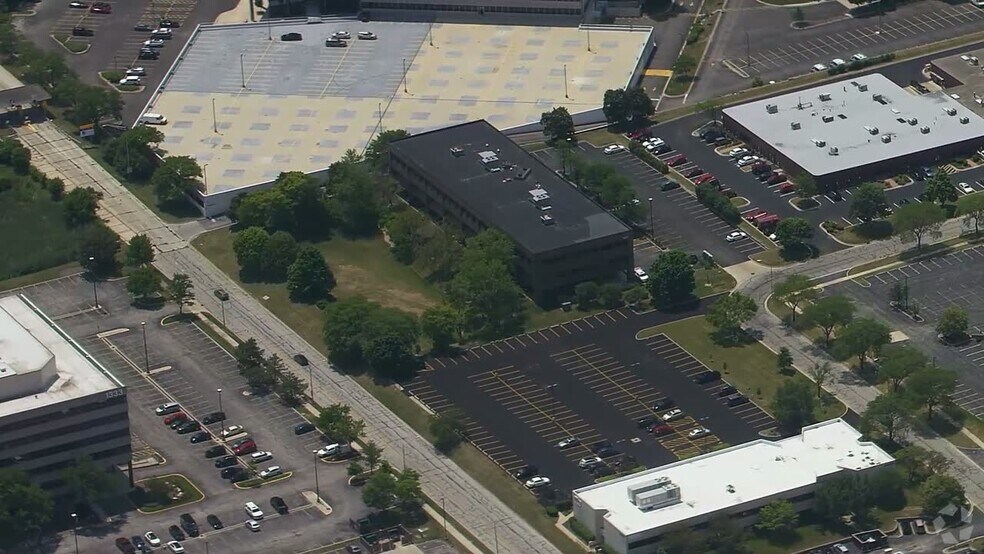 1401 Branding Ave, Downers Grove, IL à louer - Vidéo aérienne – Image 2 sur 13