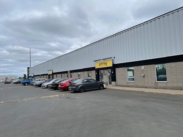 3250-3270 Hawthorne Rd, Ottawa, ON à louer - Photo de l’immeuble – Image 2 sur 3