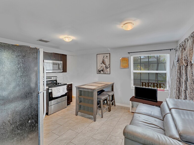 161 NW 40th St, Oakland Park, FL à vendre - Photo de l’immeuble – Image 2 sur 15