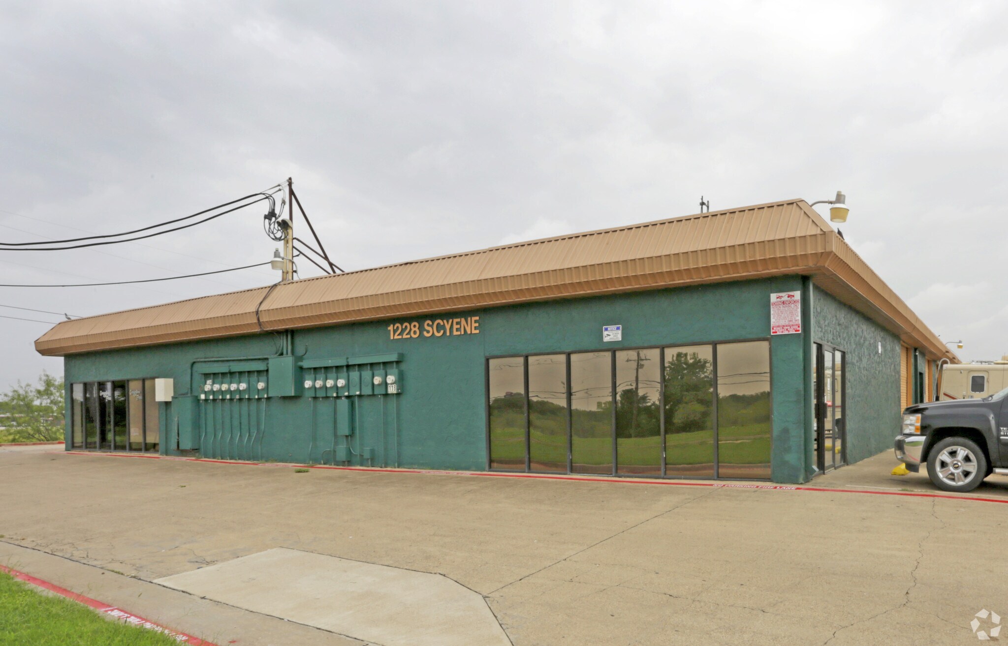 1228 W Scyene Rd, Mesquite, TX à louer Photo principale– Image 1 sur 6