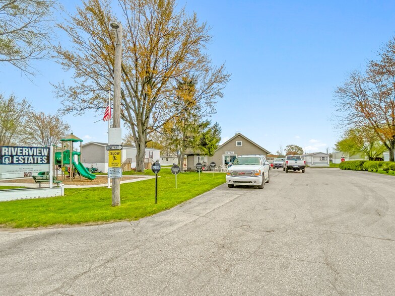765 S River Rd, Bay City, MI à vendre - Photo de l’immeuble – Image 3 sur 11