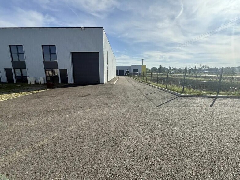 Local d’activités dans Tignieu-Jameyzieu à louer - Photo de l’immeuble – Image 1 sur 3