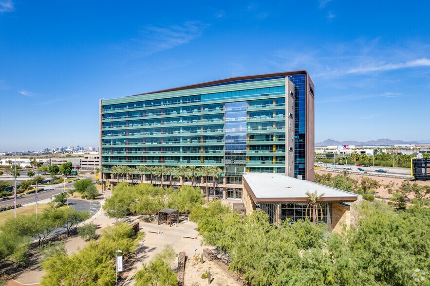 4025 S Riverpoint Pky, Phoenix, AZ à vendre - Photo de l’immeuble – Image 2 sur 12