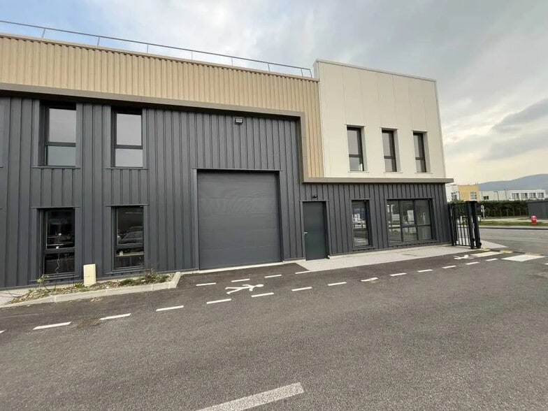 150 Bis Rue Ampère, Genay à louer - Photo de l’immeuble – Image 3 sur 21