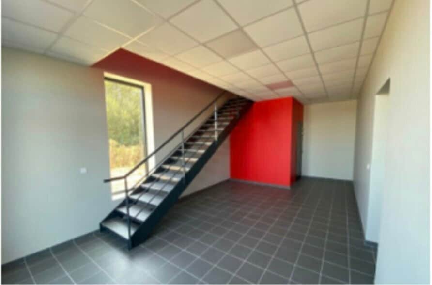 Local d'activités dans Persan à vendre - Photo de l’immeuble – Image 3 sur 9