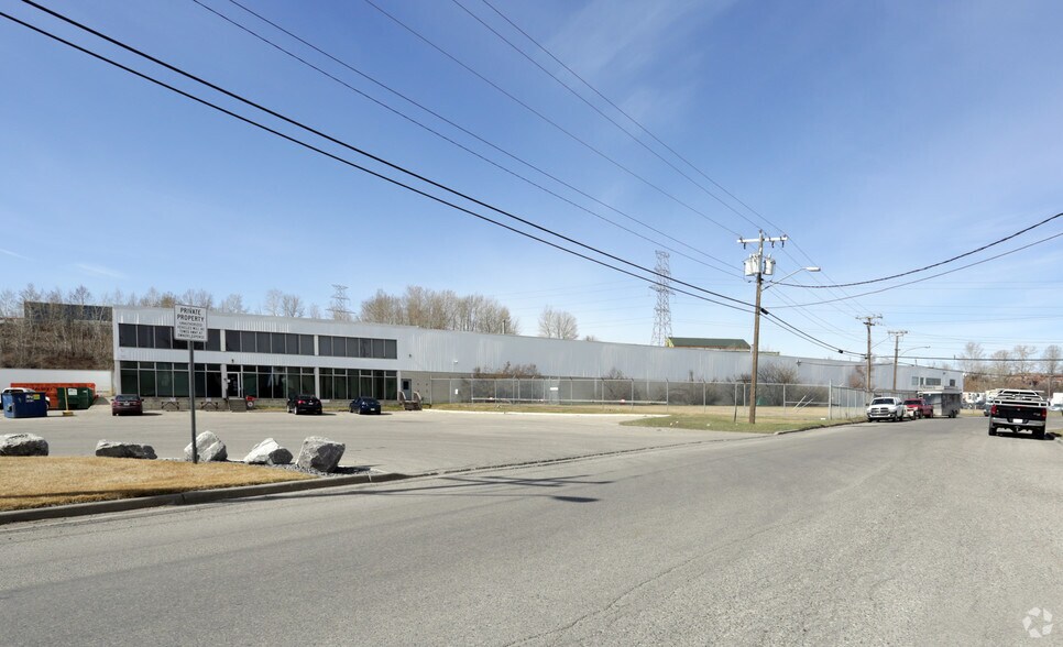 315 Manitou Rd SE, Calgary, AB à louer - Photo de l’immeuble – Image 2 sur 18