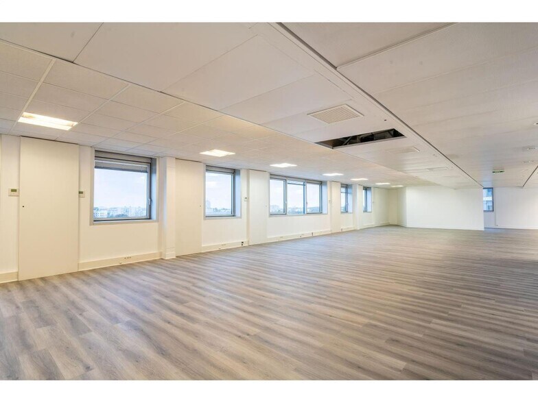 Bureau dans Noisy-le-Grand à louer - Photo de l’immeuble – Image 2 sur 30