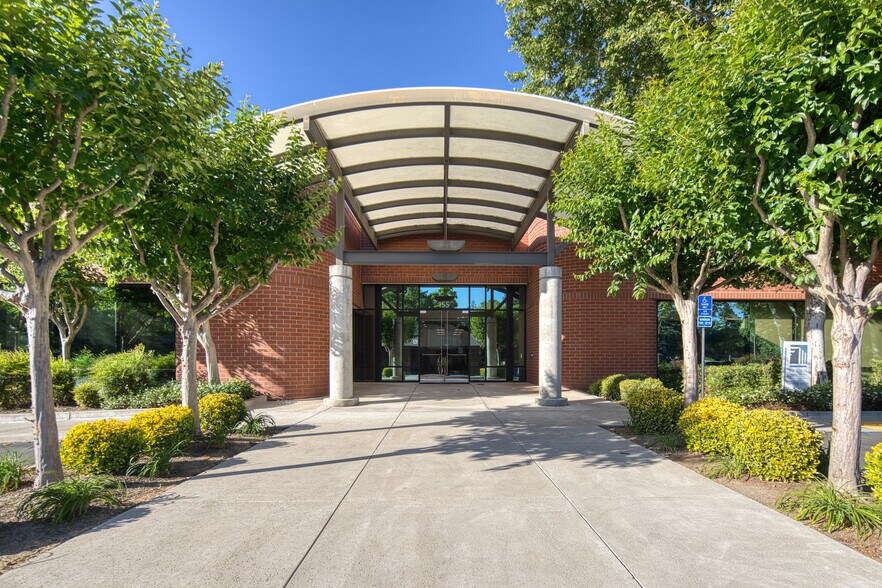 155 Cadillac Dr, Sacramento, CA à louer - Photo de l’immeuble – Image 2 sur 6