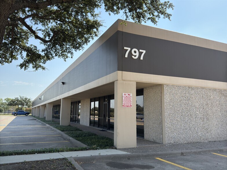 777 N Grove Rd, Richardson, TX à louer - Photo de l’immeuble – Image 3 sur 4