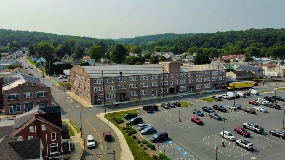 12 W Locust St, Fleetwood, PA à louer - Photo principale – Image 1 sur 3