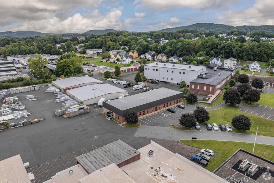 30 Shelter Rock Rd, Danbury, CT à louer - Photo de l’immeuble – Image 3 sur 13