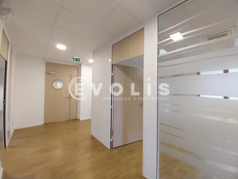 Bureau dans Bourgoin-Jallieu à louer - Photo de l’immeuble – Image 3 sur 12