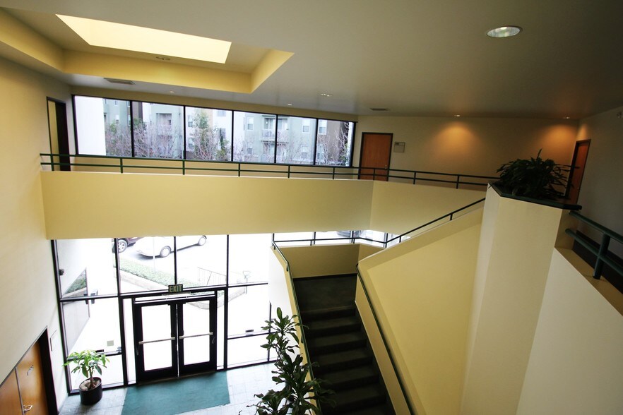 2501 E Chapman Ave, Fullerton, CA à vendre - Hall d’entrée – Image 3 sur 46