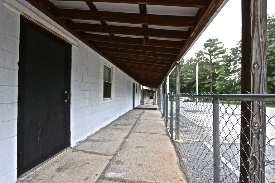 1202 Charles Raper Jonas Hwy, Mount Holly, NC à louer - Photo de l’immeuble – Image 2 sur 17