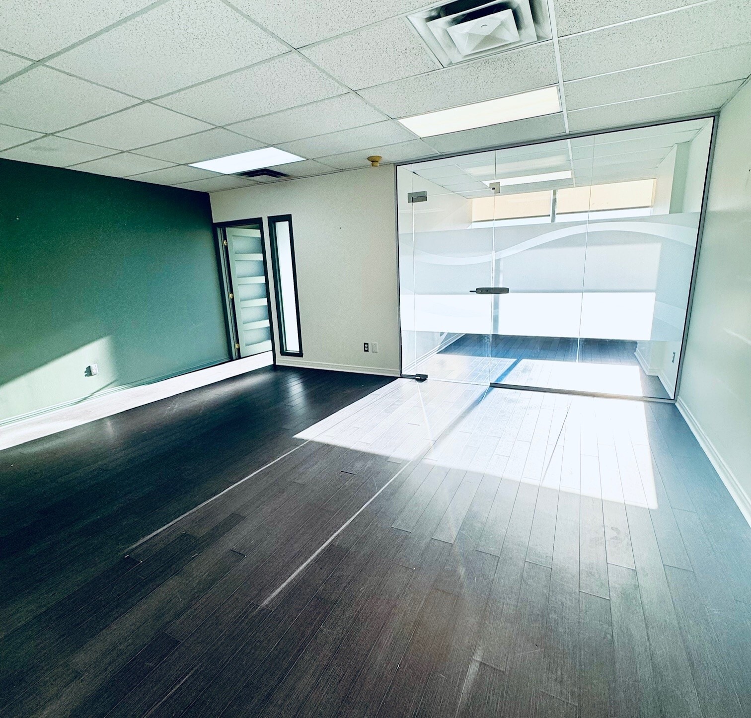 2-14 Boul Désaulniers, Saint-lambert, QC à louer Photo intérieure– Image 1 sur 4