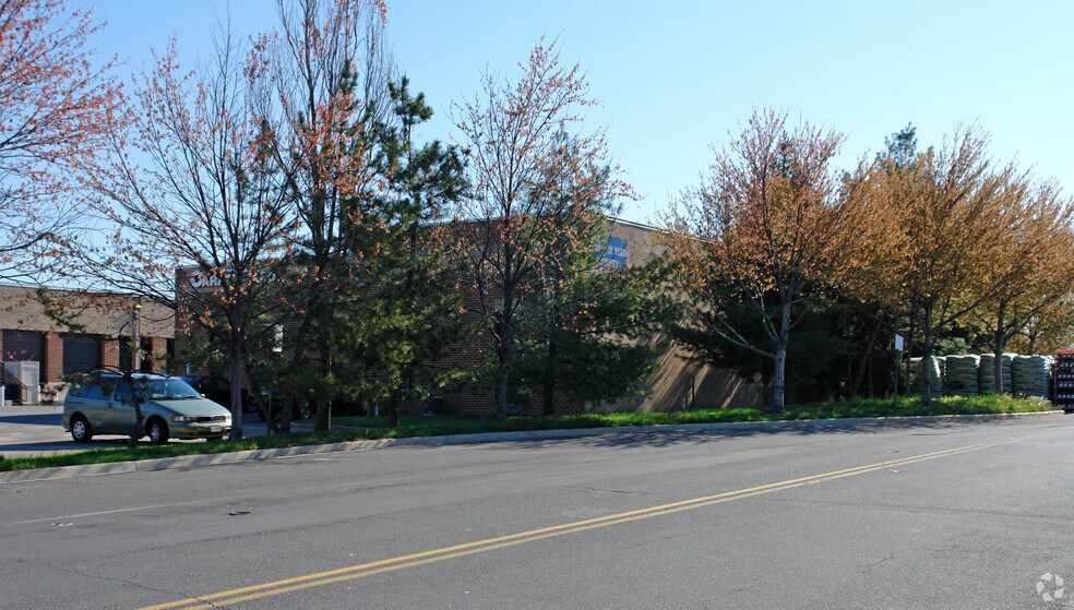 2811 Merrilee Dr, Fairfax, VA à louer - Photo de l’immeuble – Image 2 sur 2