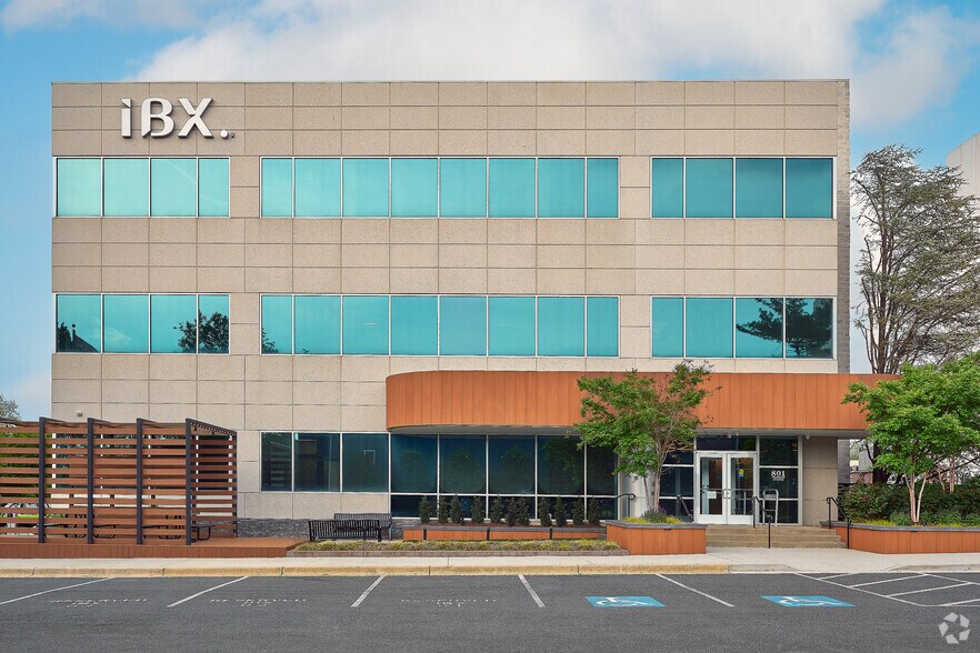801 Thompson Ave, Rockville, MD à louer - Photo de l’immeuble – Image 2 sur 4