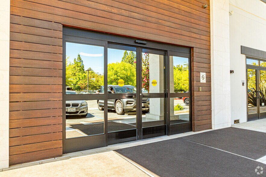 696 Hampshire Rd, Westlake Village, CA à louer - Photo de l’immeuble – Image 3 sur 4