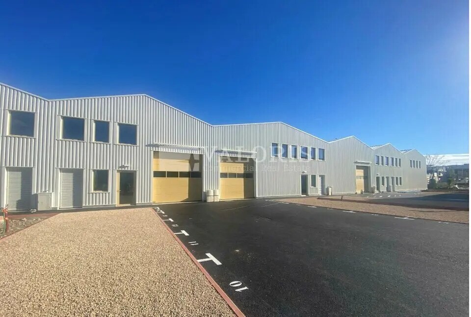 Local d’activités dans Vaulx-en-Velin à louer Photo de l’immeuble– Image 1 sur 12