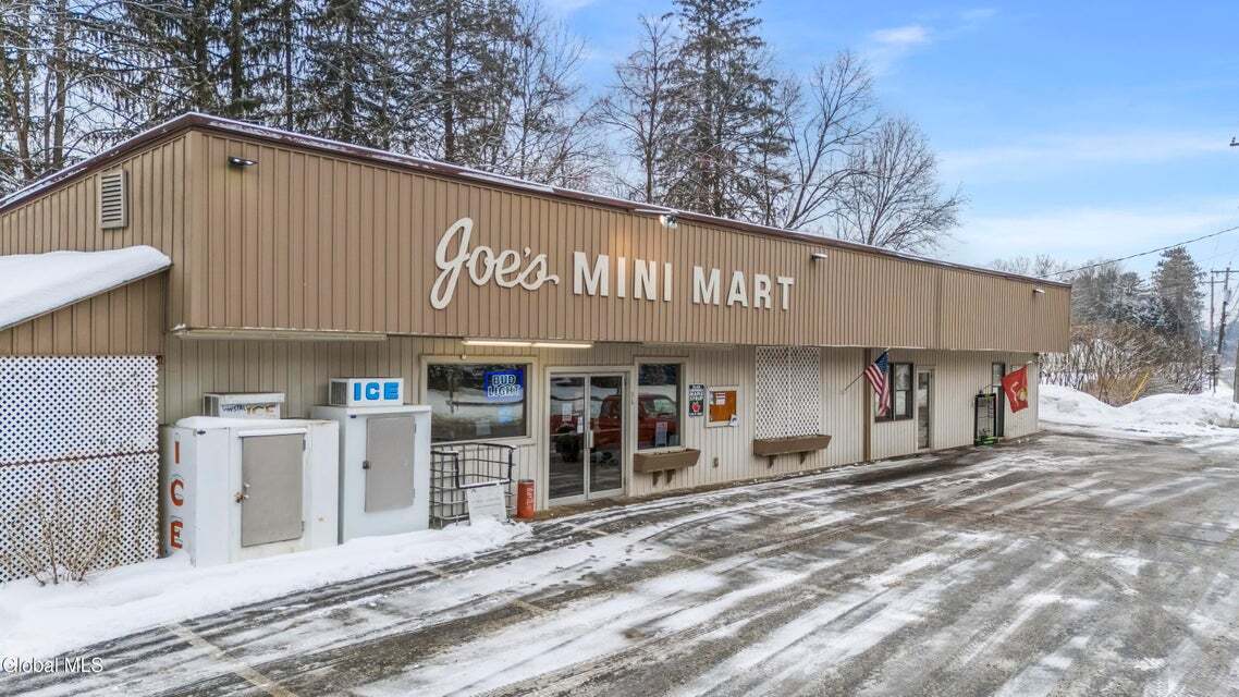 96 Lake ave, Lake Luzerne, NY à vendre Photo de l’immeuble– Image 1 sur 9