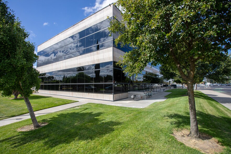 1552 Coffee Rd, Modesto, CA à louer - Photo de l’immeuble – Image 3 sur 16
