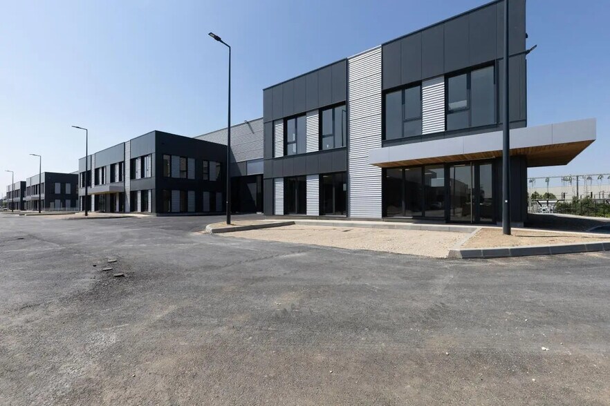 51 Bis Rue Du Commandant Rolland, Le Bourget à louer - Photo de l’immeuble – Image 1 sur 3