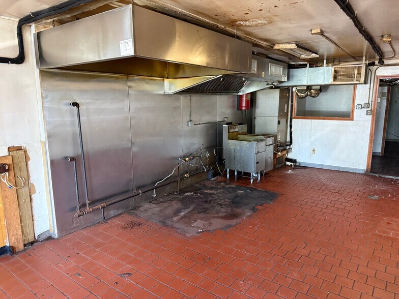 657-661 W Main Rd, Middletown, RI à louer - Photo de l’immeuble – Image 3 sur 5