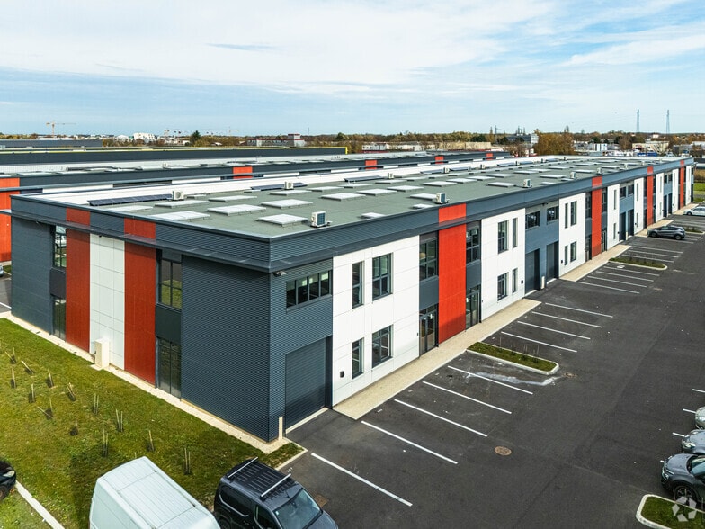 600 Avenue Marguerite Perey, Lieusaint à vendre - Photo de l’immeuble – Image 2 sur 3