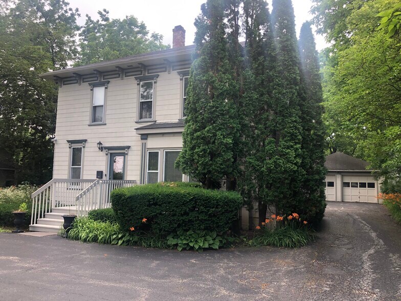 137 W Park Ave, Libertyville, IL à louer - Photo de l’immeuble – Image 3 sur 12