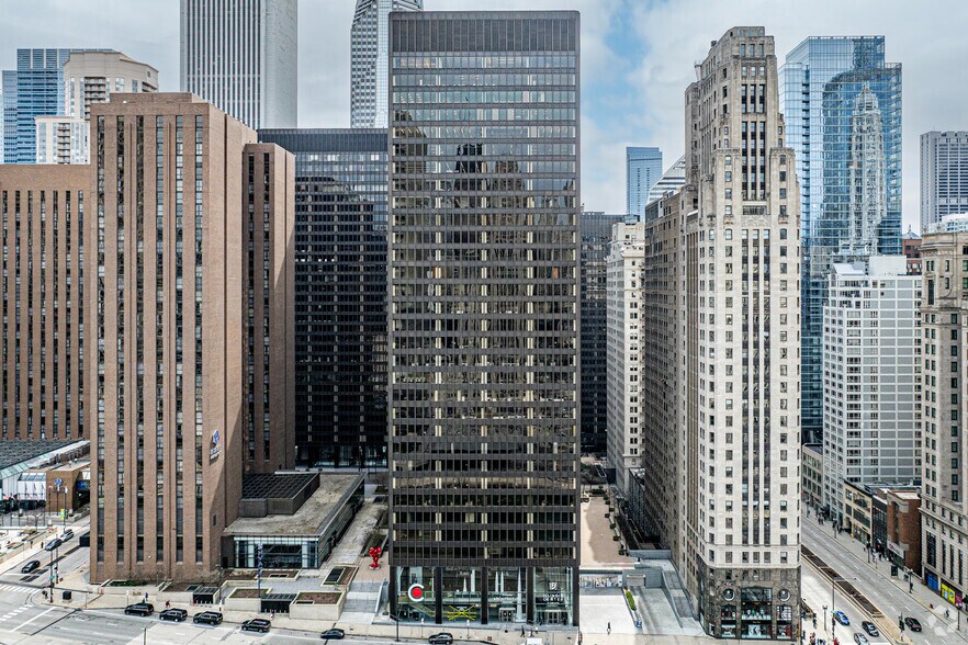 111 E Wacker Dr, Chicago, IL à louer - Photo de l’immeuble – Image 2 sur 6