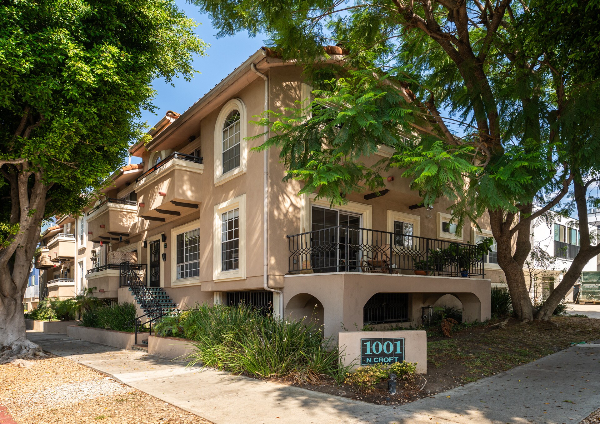1001 N Croft Ave, Los Angeles, CA à vendre Photo de l’immeuble– Image 1 sur 16