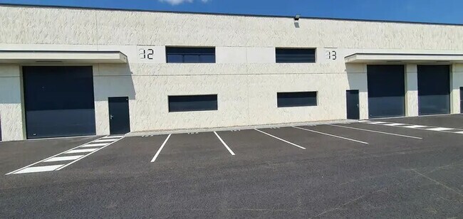 Plus de détails pour Local d'activités à louer