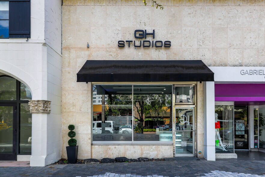 330-336 Miracle Mile, Miami, FL à louer - Photo de l’immeuble – Image 2 sur 5