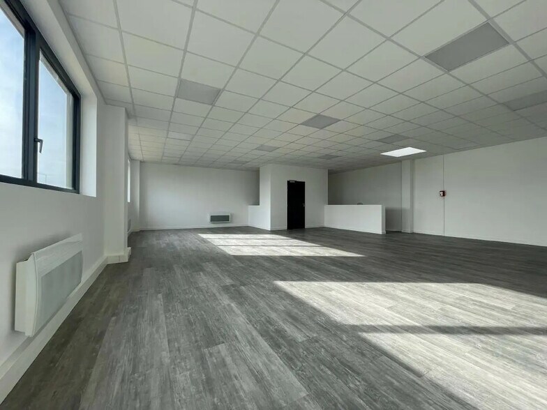 Local d'activités dans Flins-sur-Seine à vendre - Photo de l’immeuble – Image 3 sur 10