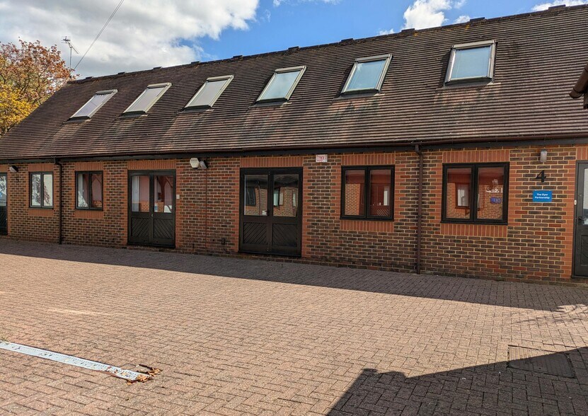 Guildford Rd, Chobham à louer - Photo de l’immeuble – Image 1 sur 2