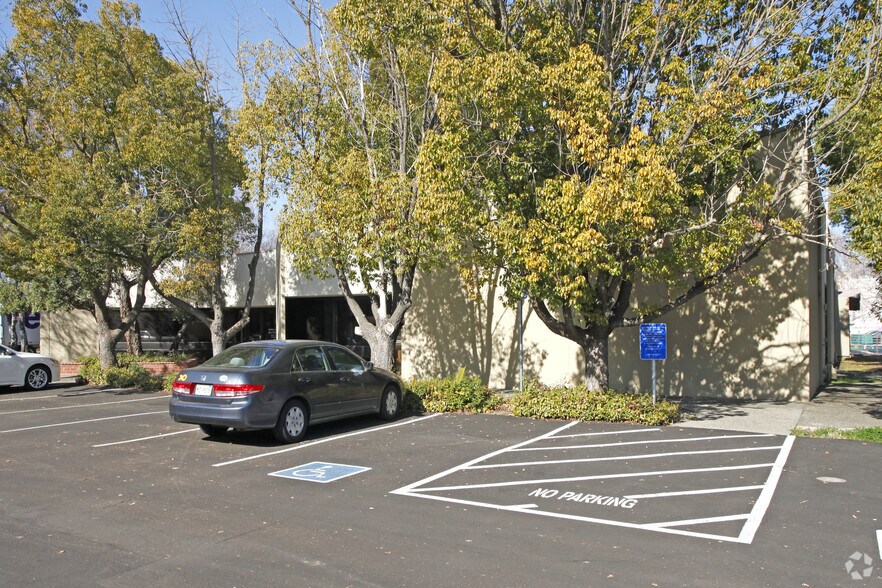 251 Commerce Cir, Sacramento, CA à louer - Photo de l’immeuble – Image 3 sur 11