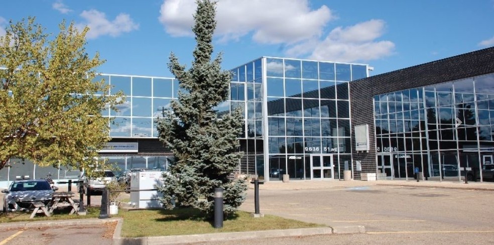 9636 51 Ave, Edmonton, AB à louer - Photo principale – Image 1 sur 1