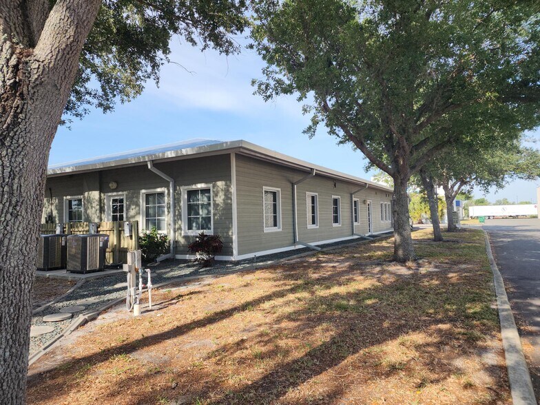 17801 Murdock Cir, Port Charlotte, FL à vendre - Photo de l’immeuble – Image 2 sur 15