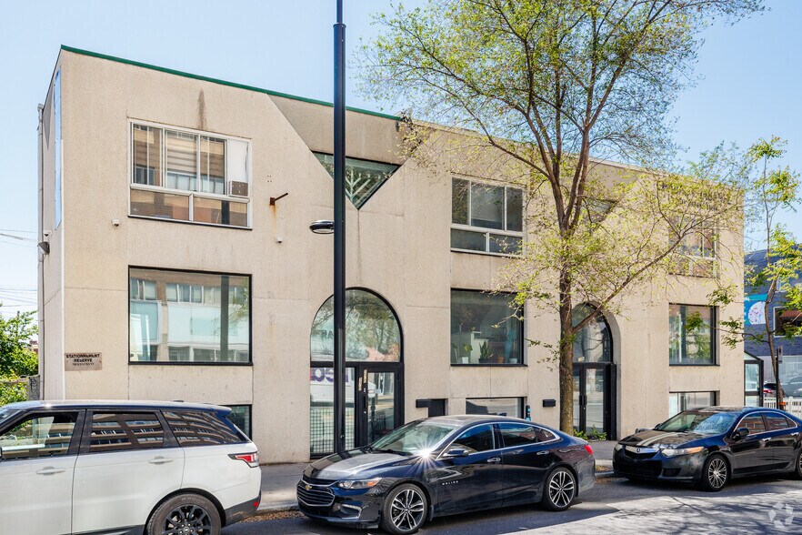 270 Rue Chabanel O, Montréal, QC à louer - Photo de l’immeuble – Image 2 sur 3