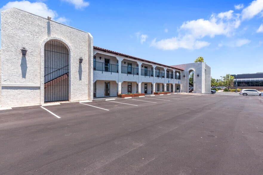 266 S Magnolia Ave, El Cajon, CA à louer - Photo de l’immeuble – Image 3 sur 14