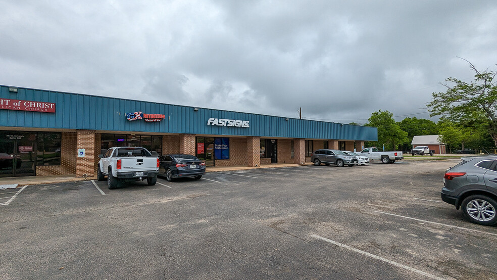 505 W University Ave, Georgetown, TX à louer - Photo de l’immeuble – Image 3 sur 6